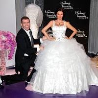 The unveiling of Kim Kardashian s wedding-themed wax figure dress | Picture 62794